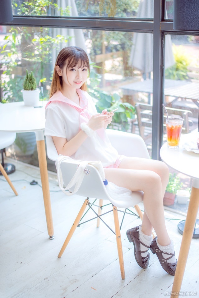“将军，会不会是荆州军的诡计？”一名校尉小声提醒道。